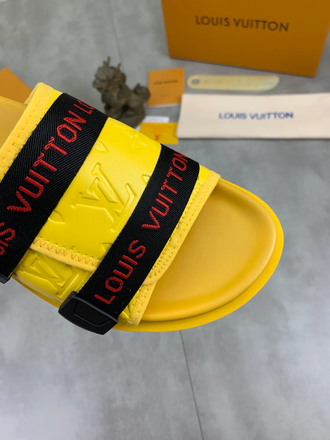 Men's shoes 💰P320💰【New style】🆘 Original quality 【LOUIS VUITTON】The popular Louis Vuitton LV men's slippers on the official website are on sale simultaneously! Original fabric imported from Italy, original factory special supply, code number: 38-44 (45 customized), many colors available